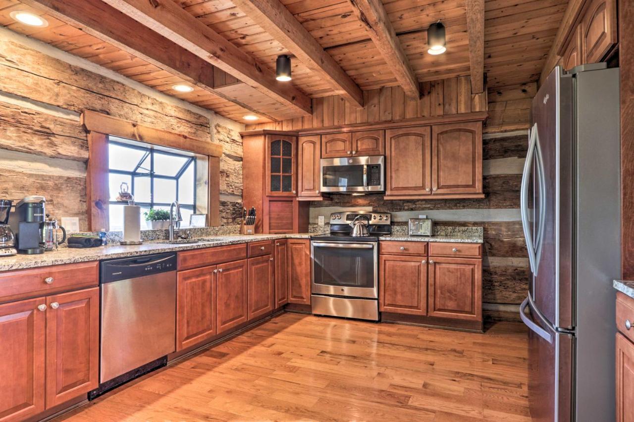 Upscale Gatlinburg Cabin Deck, Fire Pit And Hot Tub Kültér fotó
