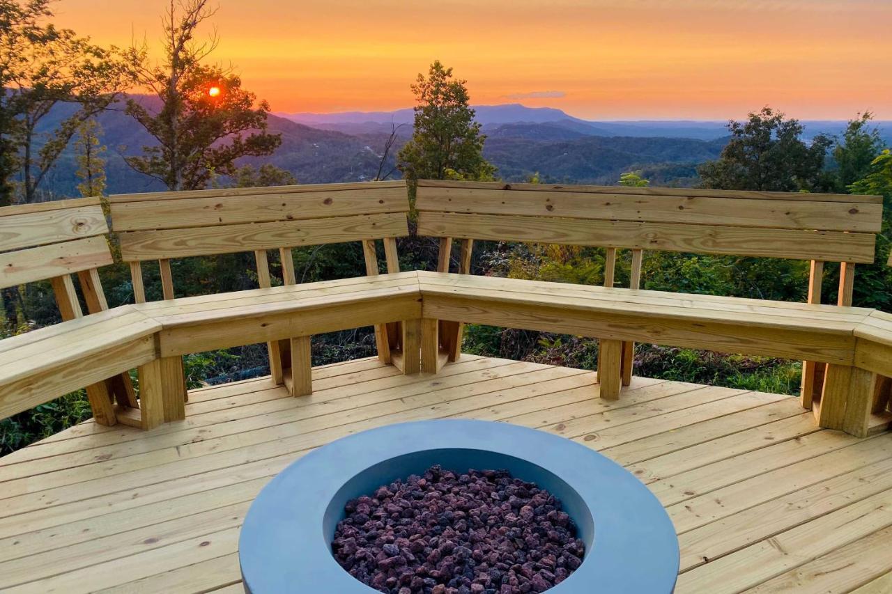 Upscale Gatlinburg Cabin Deck, Fire Pit And Hot Tub Kültér fotó